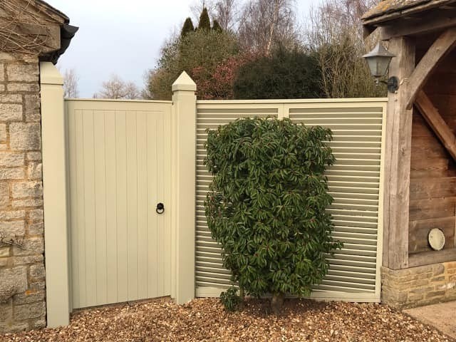 Laurel gate with louvered panel
