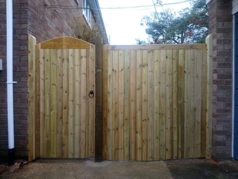 Laurel arched gate with laurel panel